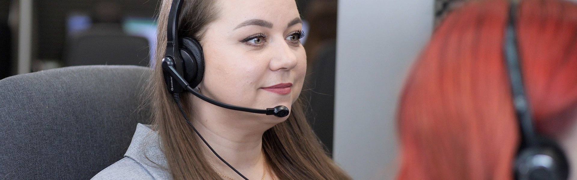 Daridam commercial customer service representative answering enquiries