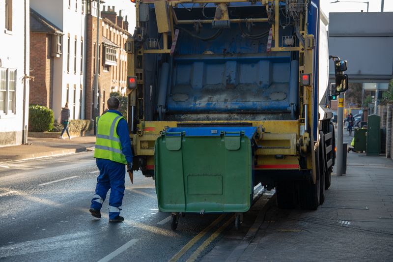 Waste collection vehicle operative executing bin lift recovery